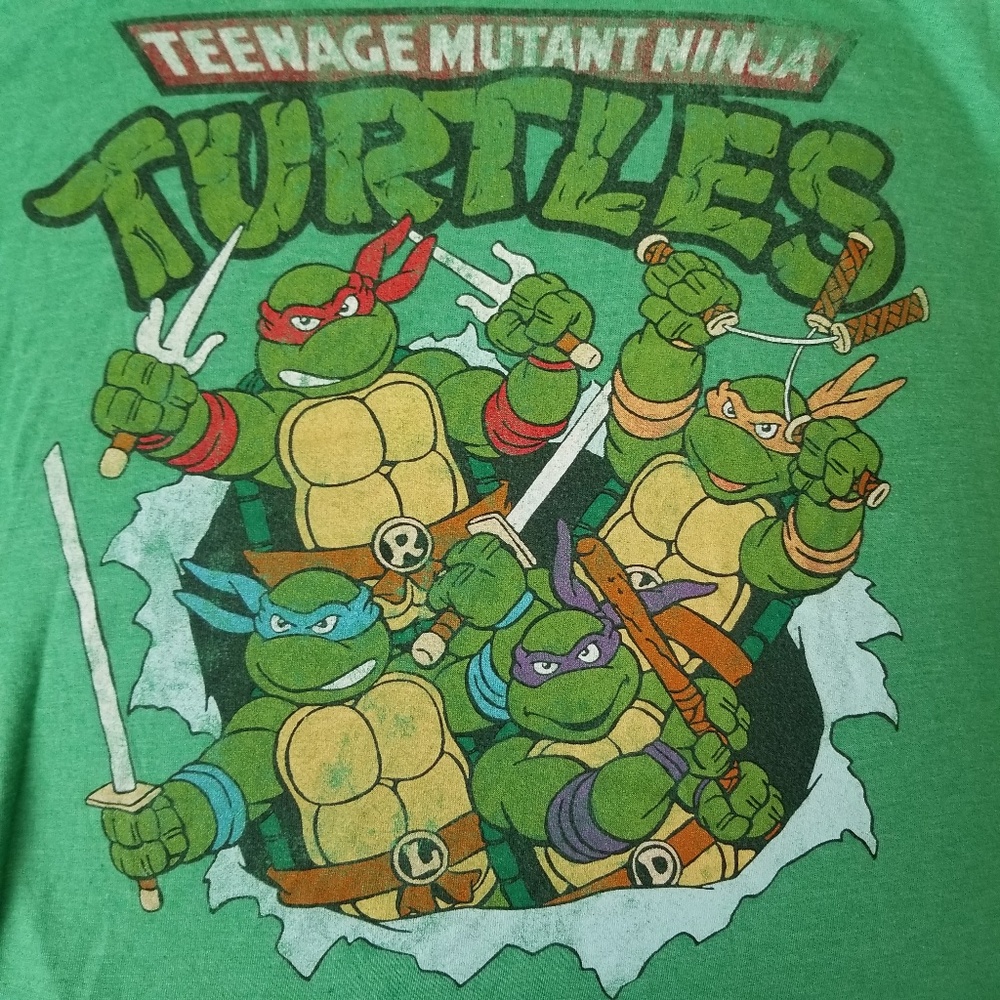 NINJA TURTLES T-SHIRT .